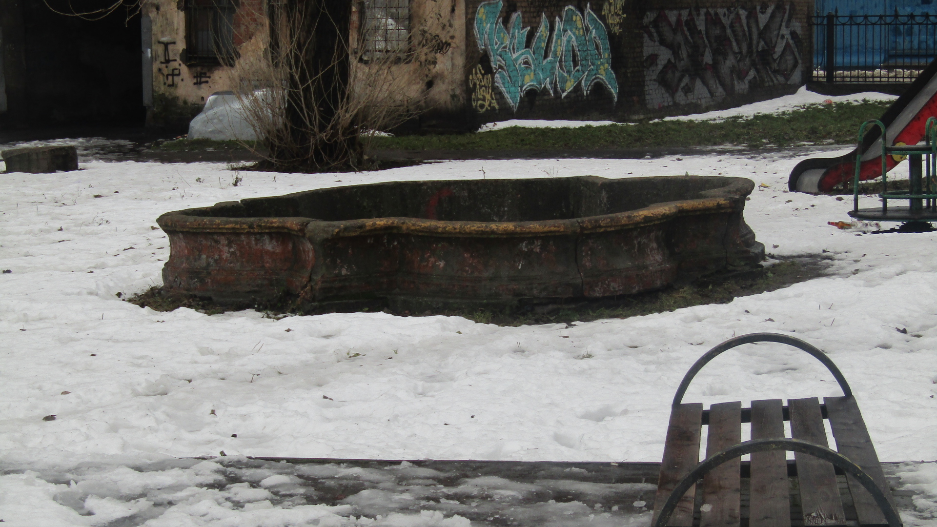 Фонтан во дворе на Шкапина