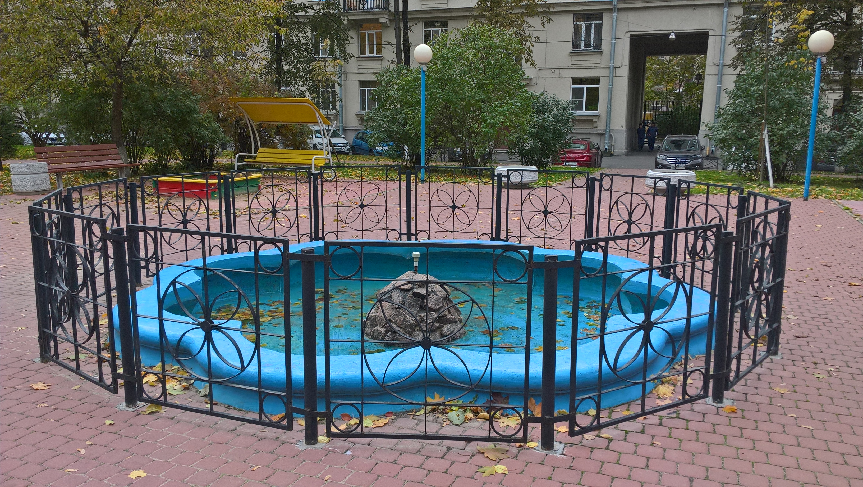 Фонтан во дворе дома на Решетникова