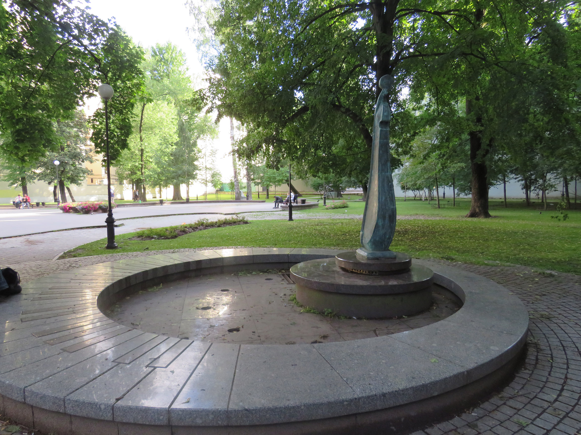 Фонтан "Скрипка-Женщина" сад А. Петрова