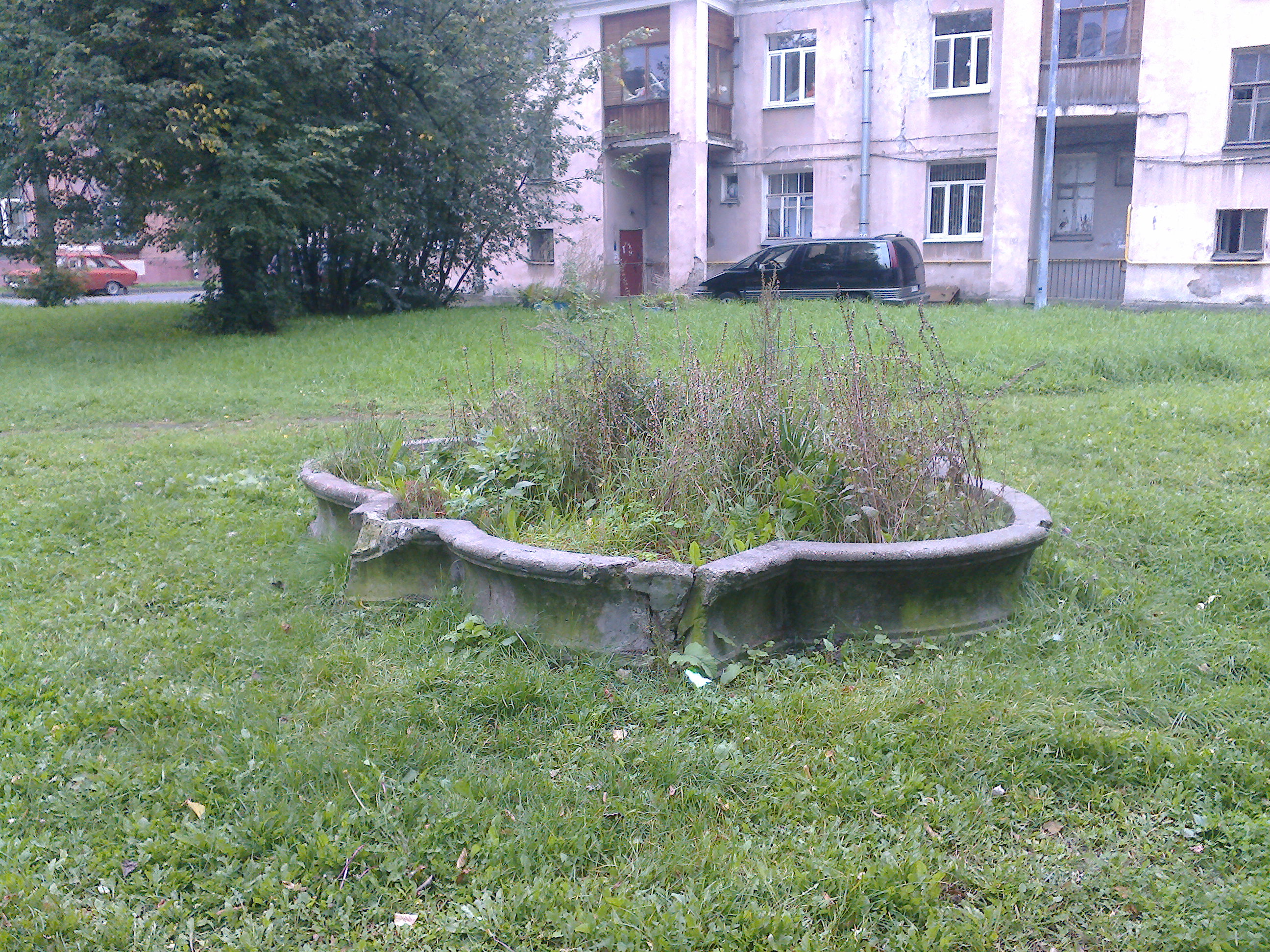 Фонтан во дворе на Ткачей (первый)