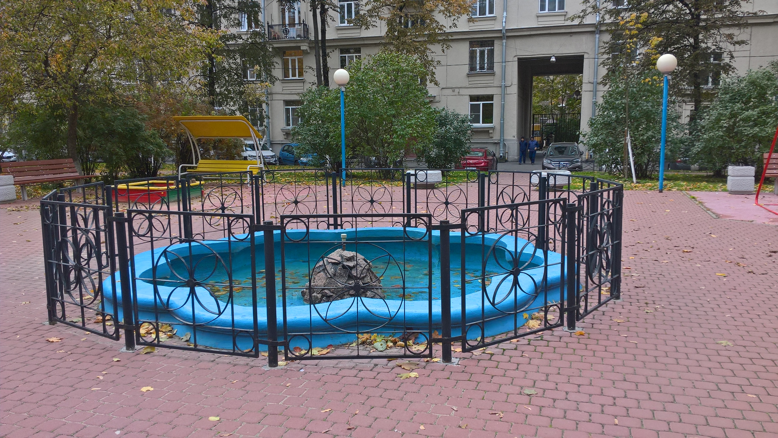 Фонтан во дворе дома на Решетникова