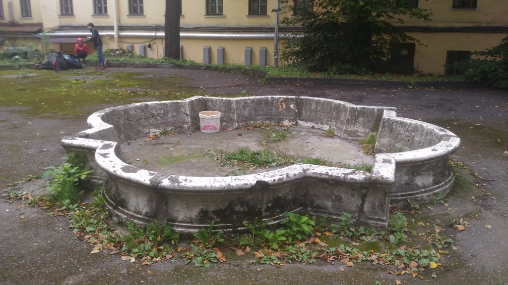 Фонтан во дворе на Невском