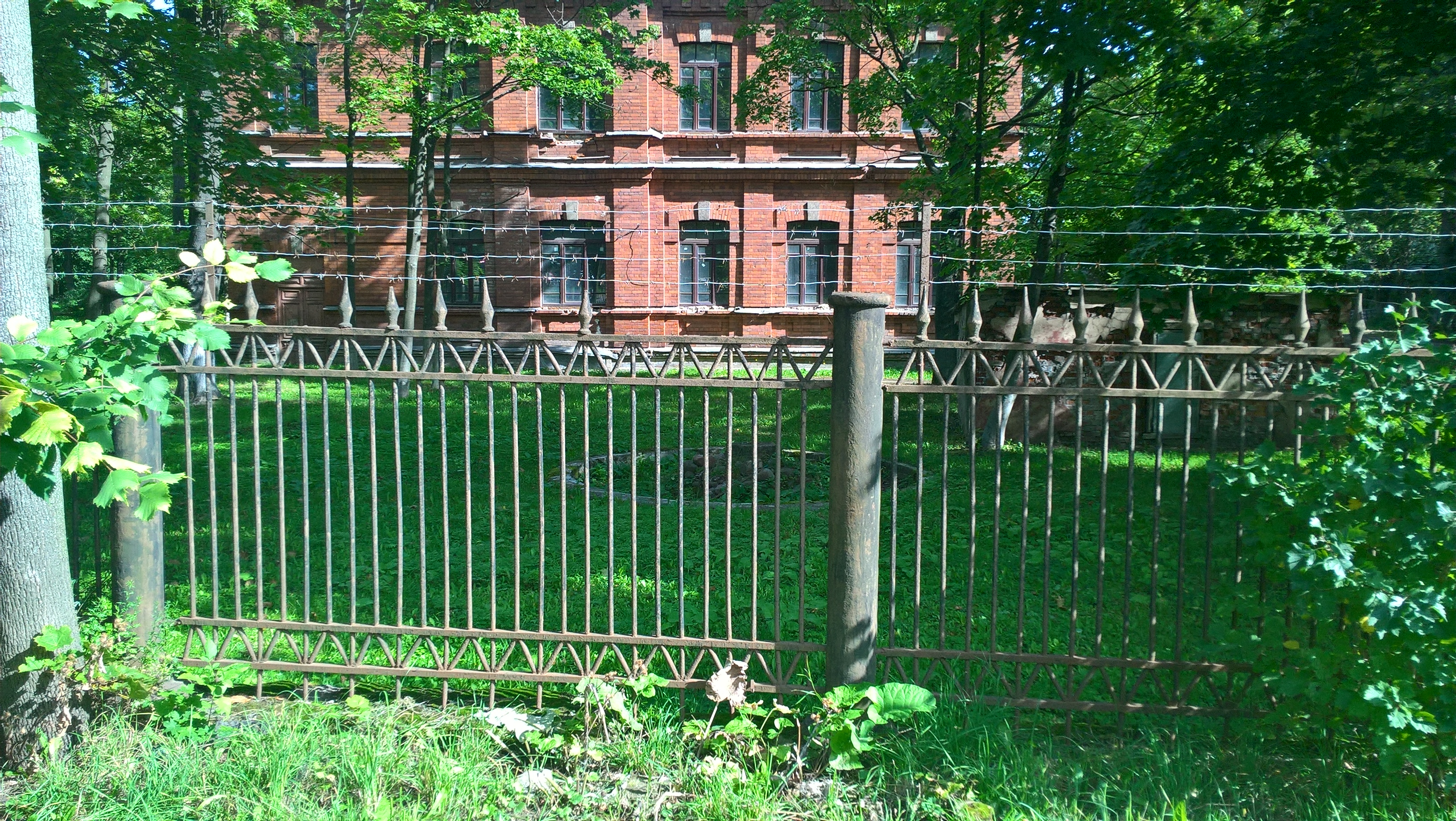 Фонтан перед военным госпиталем МВД